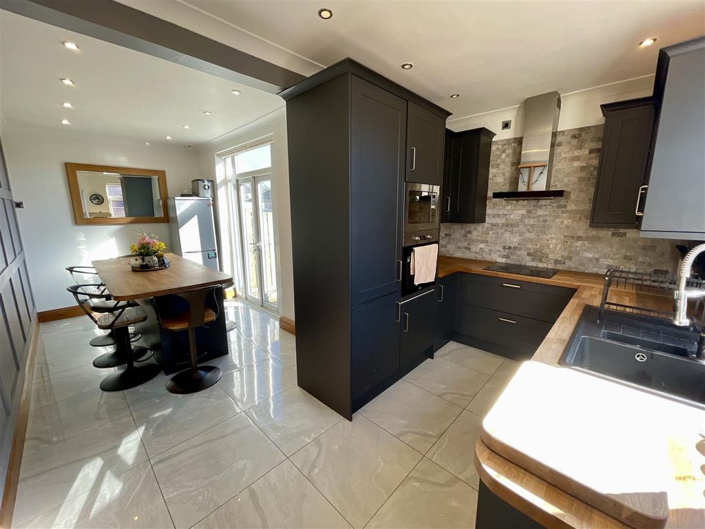 Property photo 3 of 11 Kitchen Area