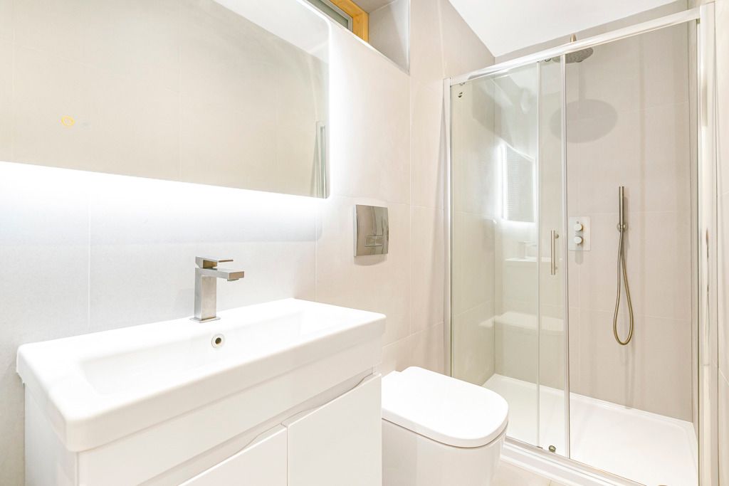 Property photo 2 of 11 Bathroom