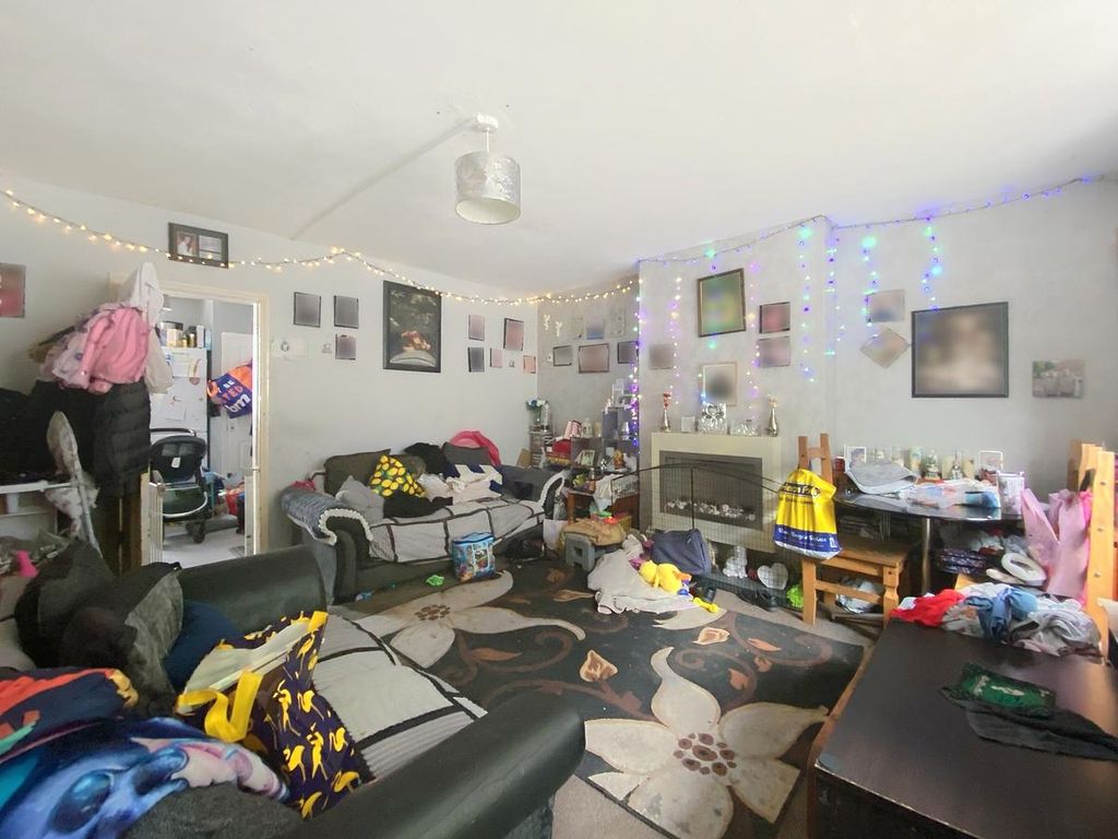 Property photo 2 of 11 Lounge