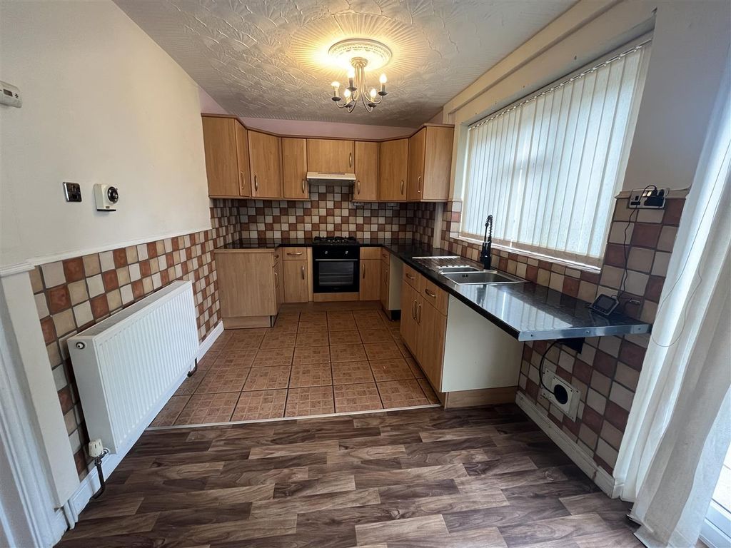 Property photo 3 of 10 Kitchen