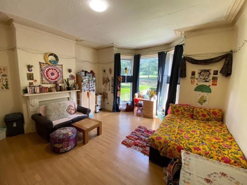 Property photo 2 of 5 A Spacious And Cozy Master Bedroom Featuring A Dou...