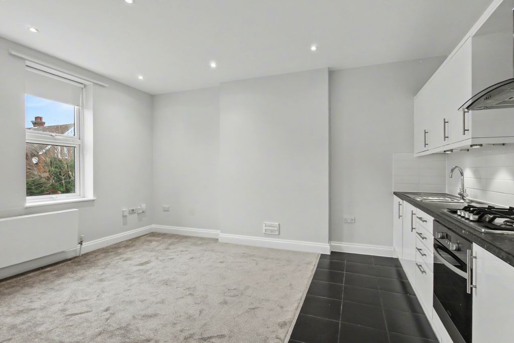 Property photo 3 of 9 3.Kitchen.Jpg