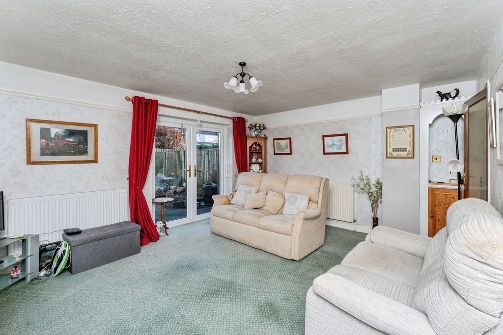 Property photo 2 of 11 Living Room