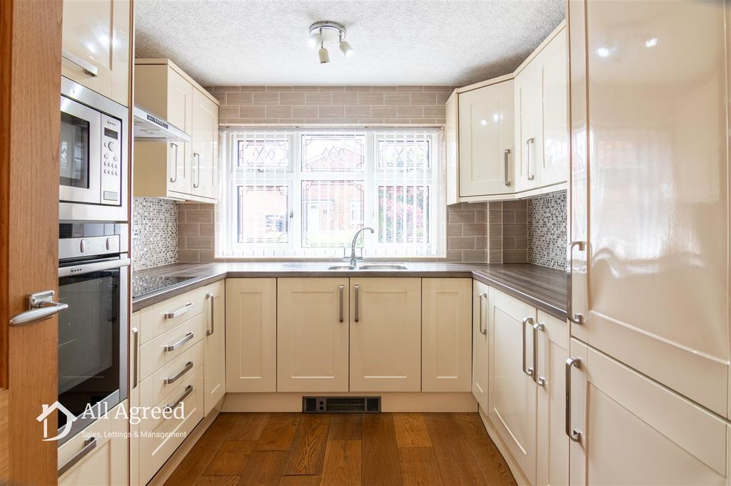 Property photo 3 of 18 Kitchen