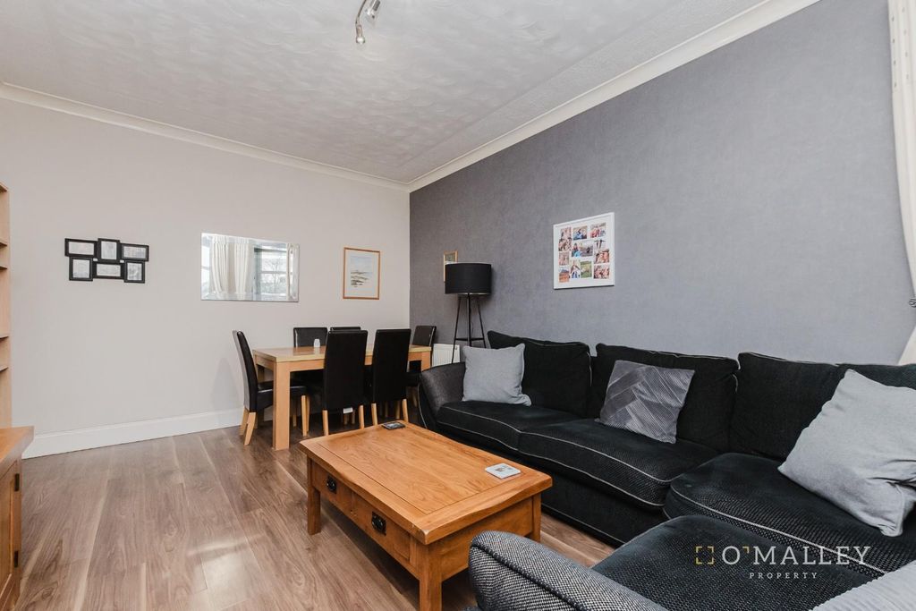 Property photo 3 of 14 Lounge