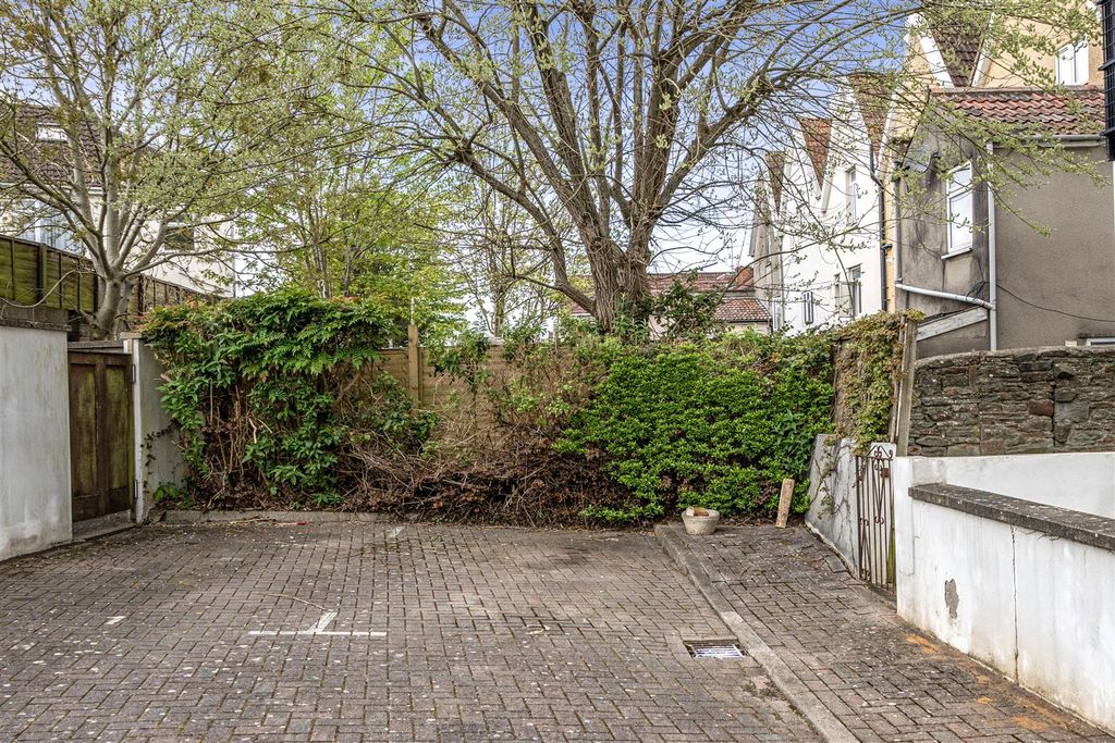 Property photo 3 of 13 Parking