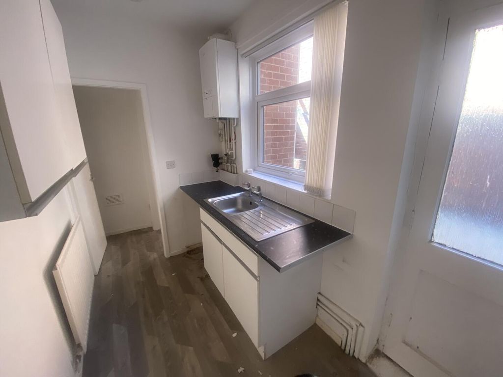 Property photo 3 of 7 Kitchen