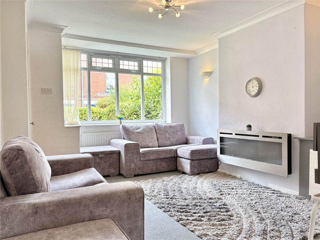 Property photo 2 of 14 Lounge
