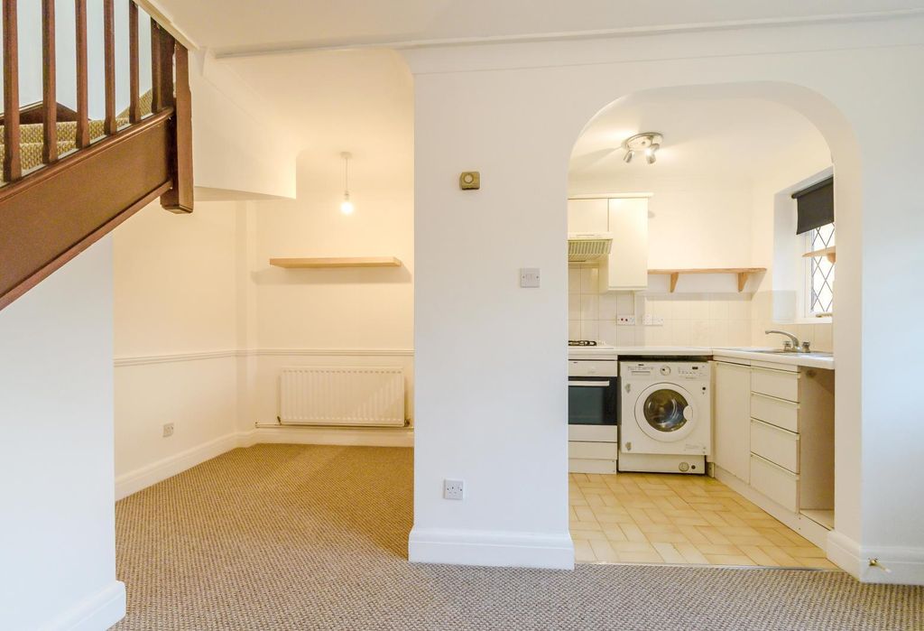 Property photo 3 of 12 Lounge