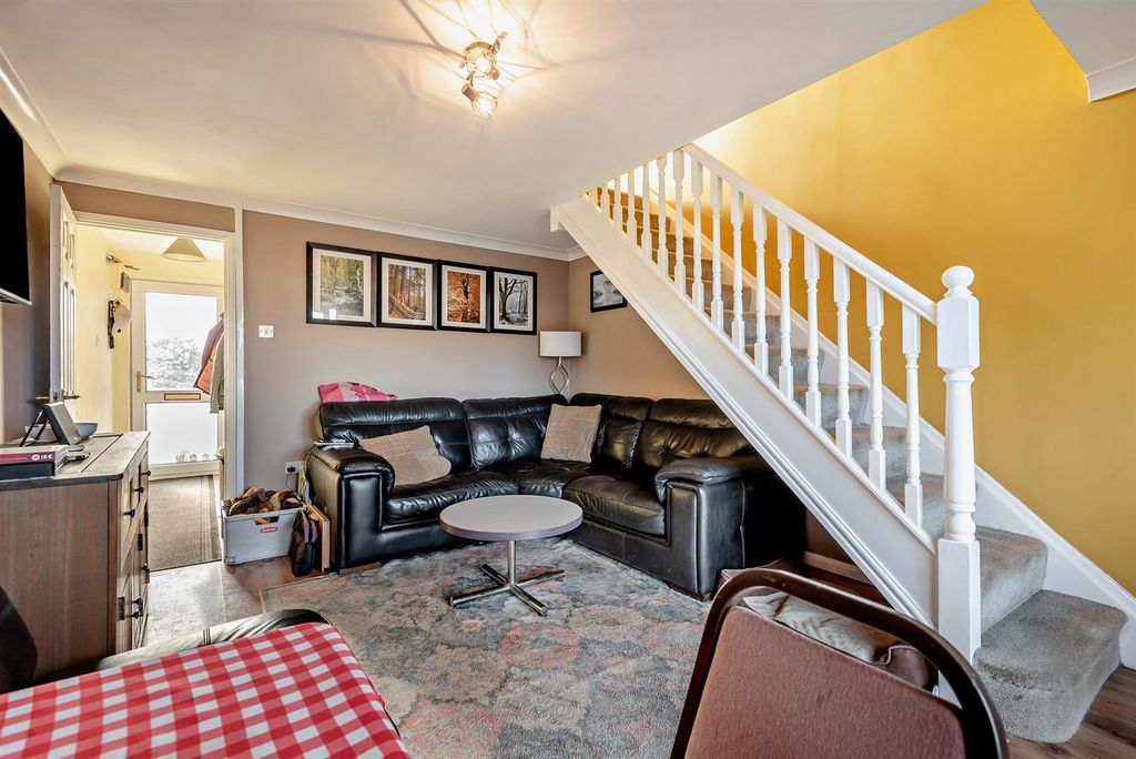 Property photo 3 of 8 8673568-Interior06-800.Jpg