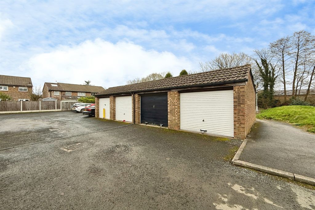 Property photo 2 of 10 Garage &amp; Parking