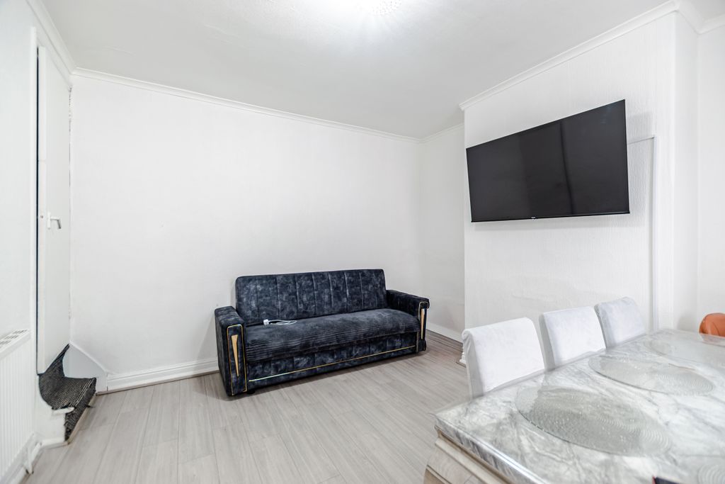 Property photo 3 of 10 Lounge2