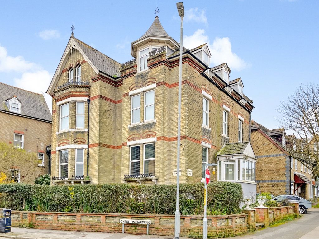 Property photo 1 of 6 Cheriton Gardens