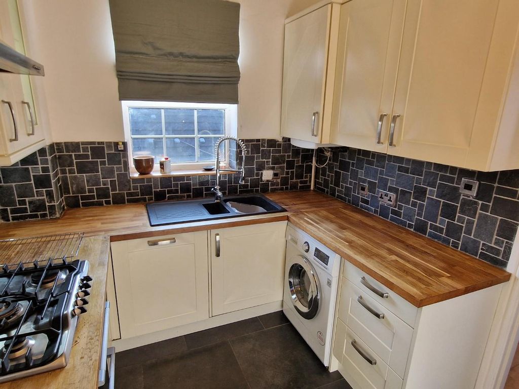 Property photo 3 of 11 Kitchen