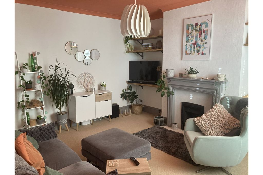 Property photo 2 of 16 Lounge