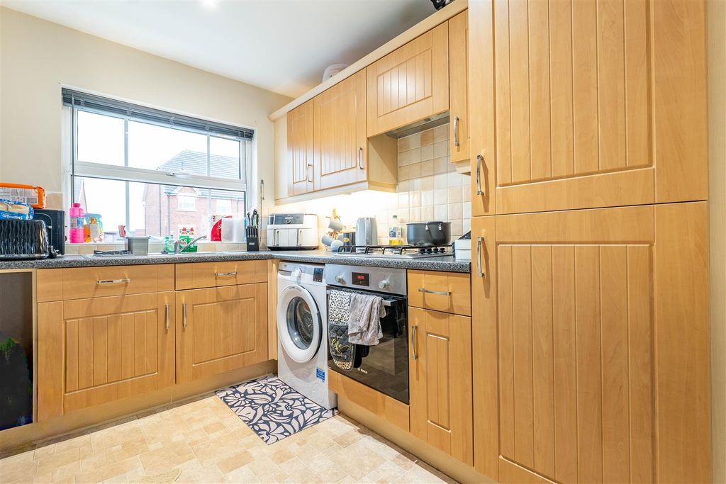 Property photo 3 of 9 Kitchen