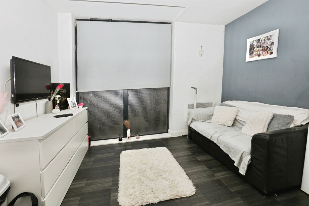 Property photo 3 of 11 Lounge