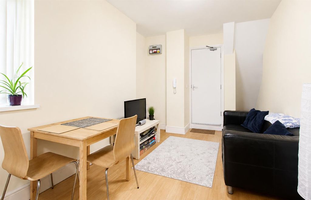 Property photo 3 of 8 Lounge 2.Png