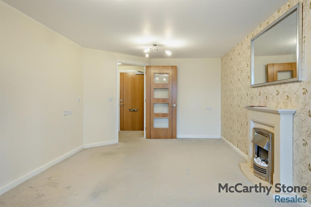 Property photo 3 of 44 8674145-Interior09-800.Jpg