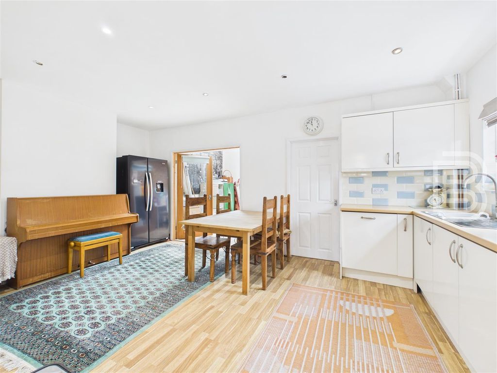 Property photo 3 of 20 Cam05587G0-Pr0153-Still010.Jpg