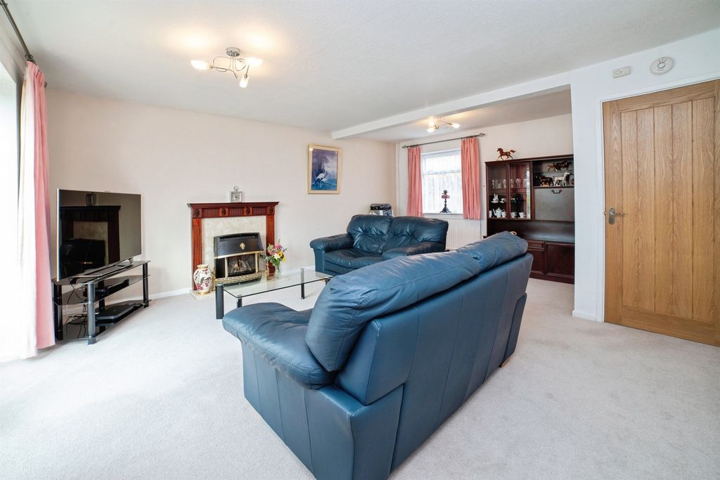 Property photo 2 of 33