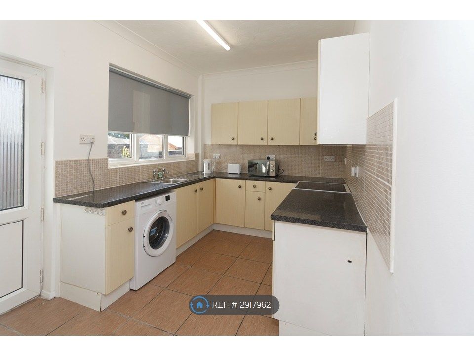Property photo 2 of 18 Kitchen