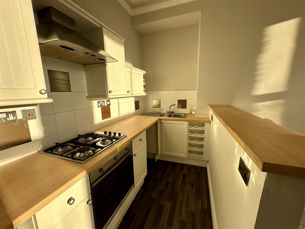 Property photo 3 of 11 Kitchen