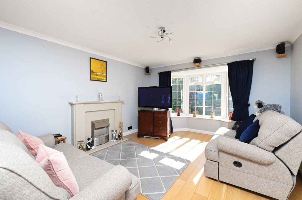 Property photo 2 of 11 2 Sheraton Close (6)