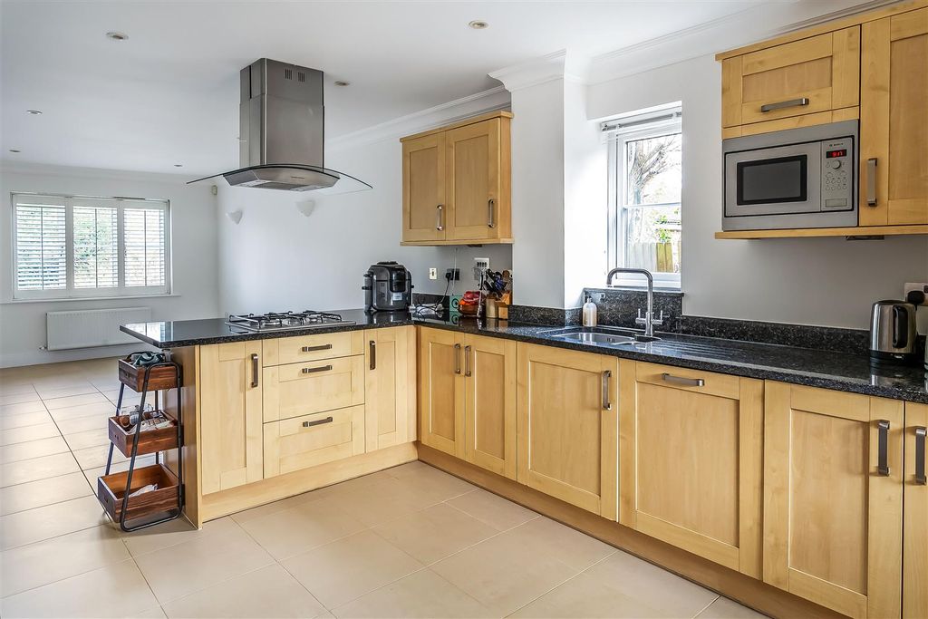 Property photo 3 of 31 Calshot-House-30.Jpg
