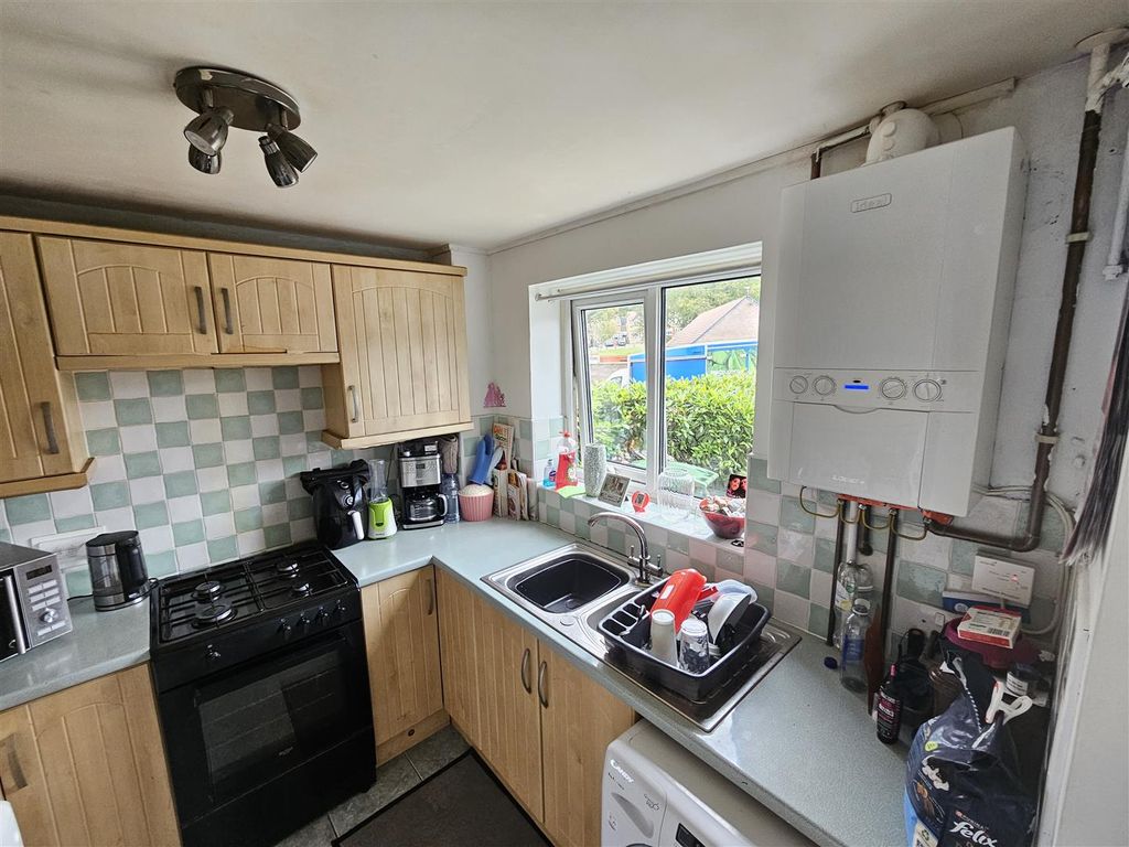 Property photo 2 of 8 Kitchen