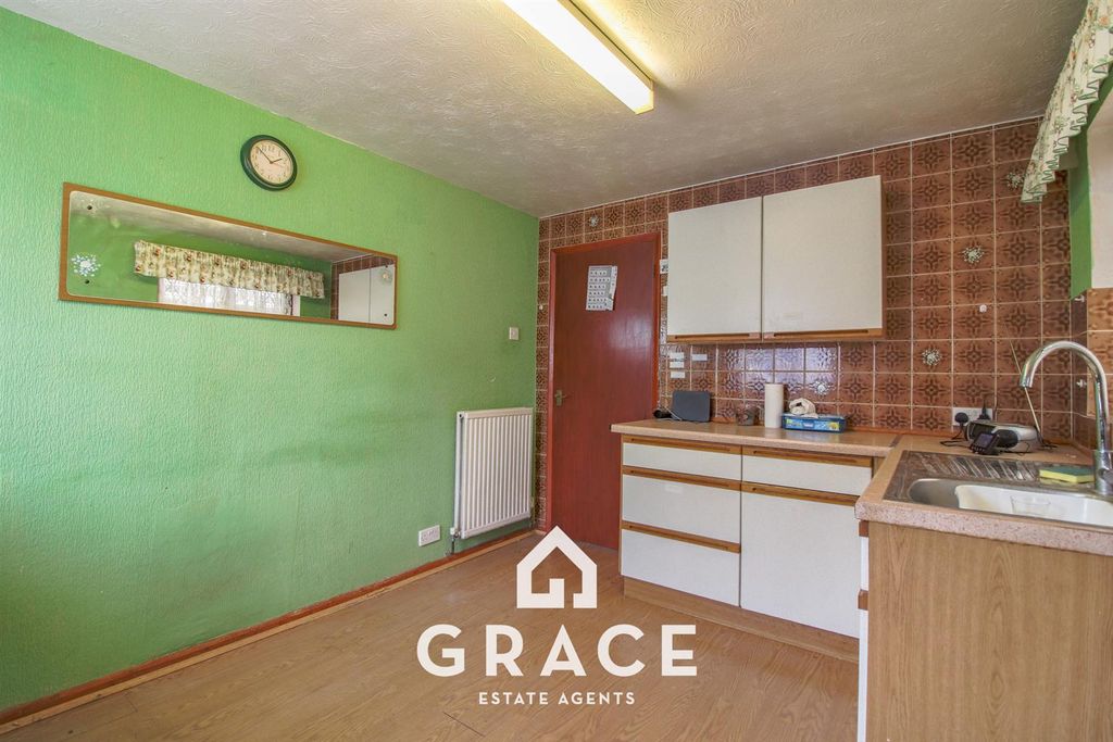 Property photo 3 of 12 Kitchen