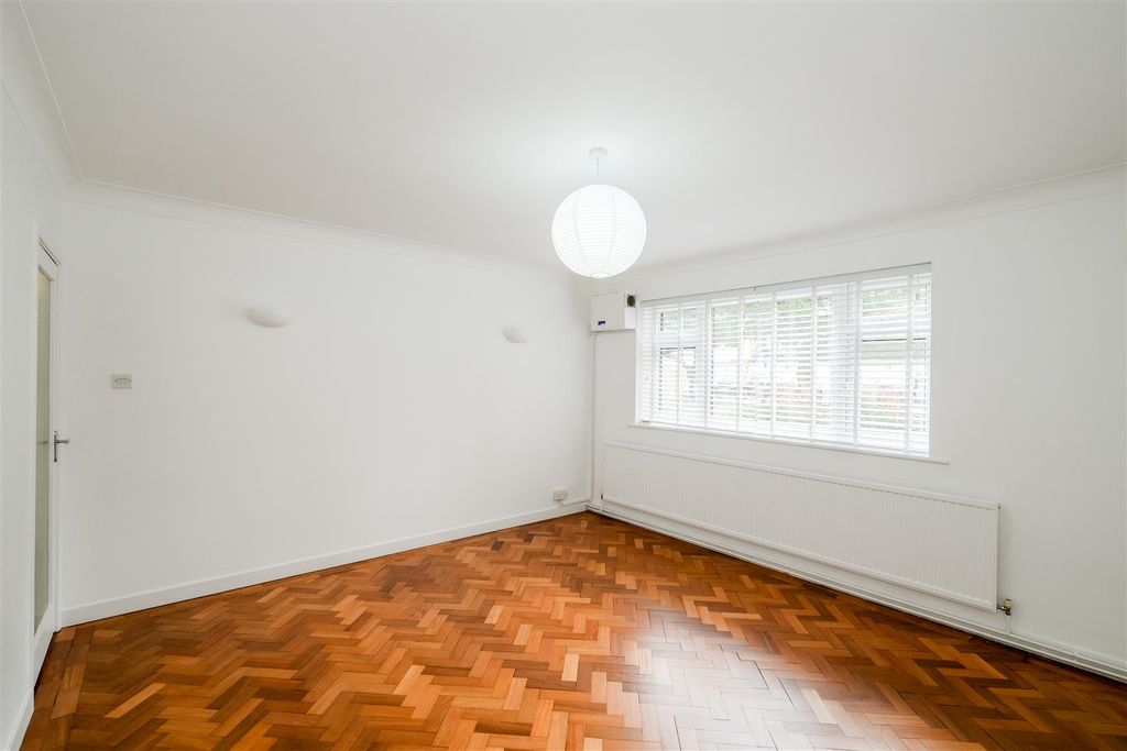 Property photo 2 of 22 8 Hadleigh Lodge-16.Jpg
