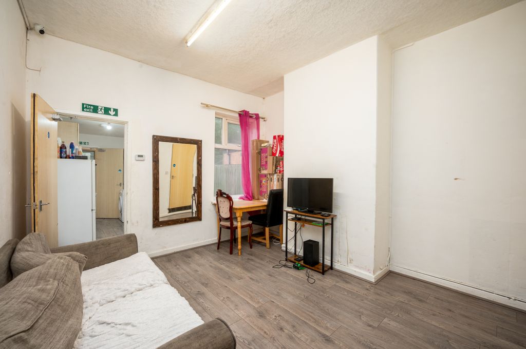 Property photo 3 of 17 04