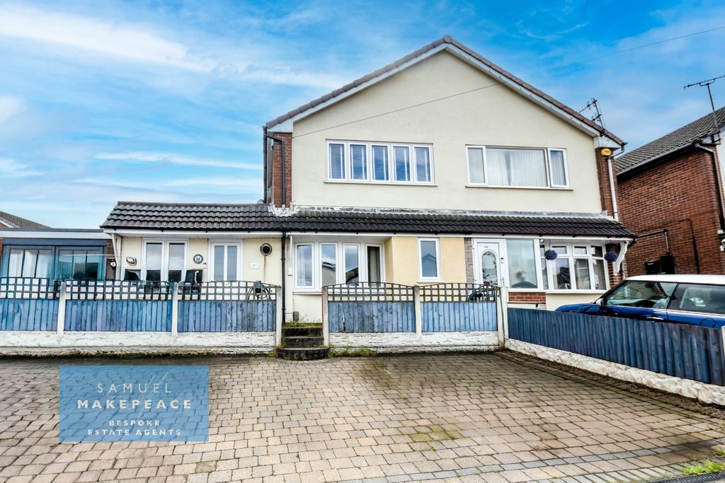 Property photo 1 of 19 Gorgeous Three Bedroom Semi Detached Property With Beautiful And Spacious Interiors