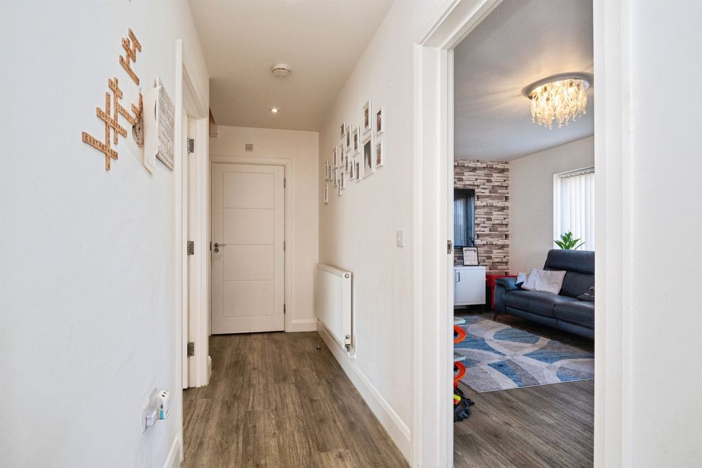 Property photo 2 of 27