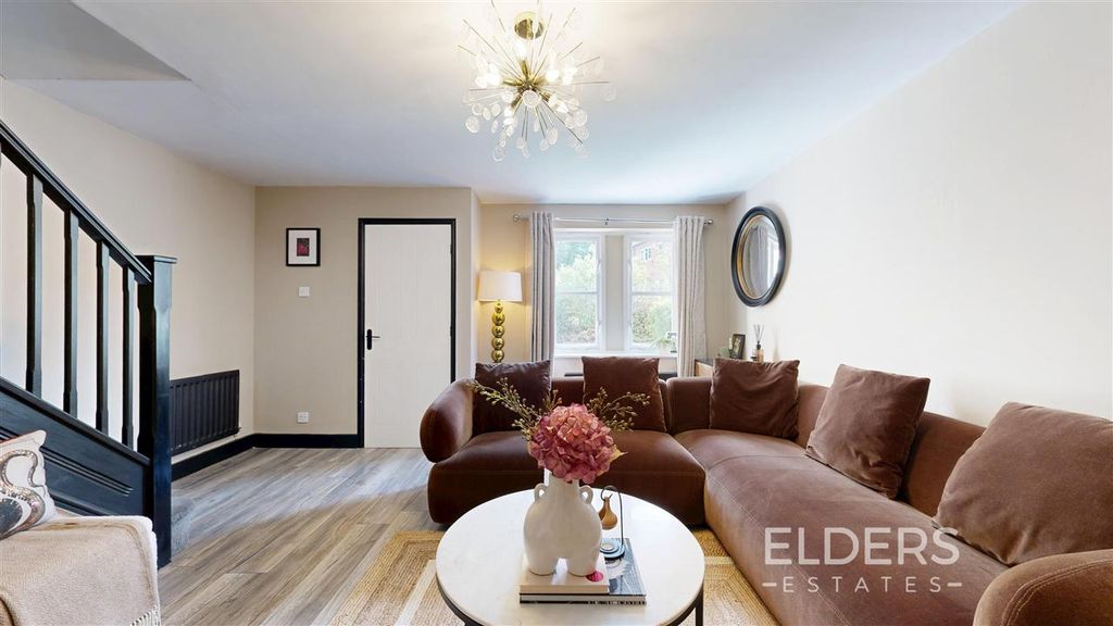 Property photo 2 of 16 Lounge