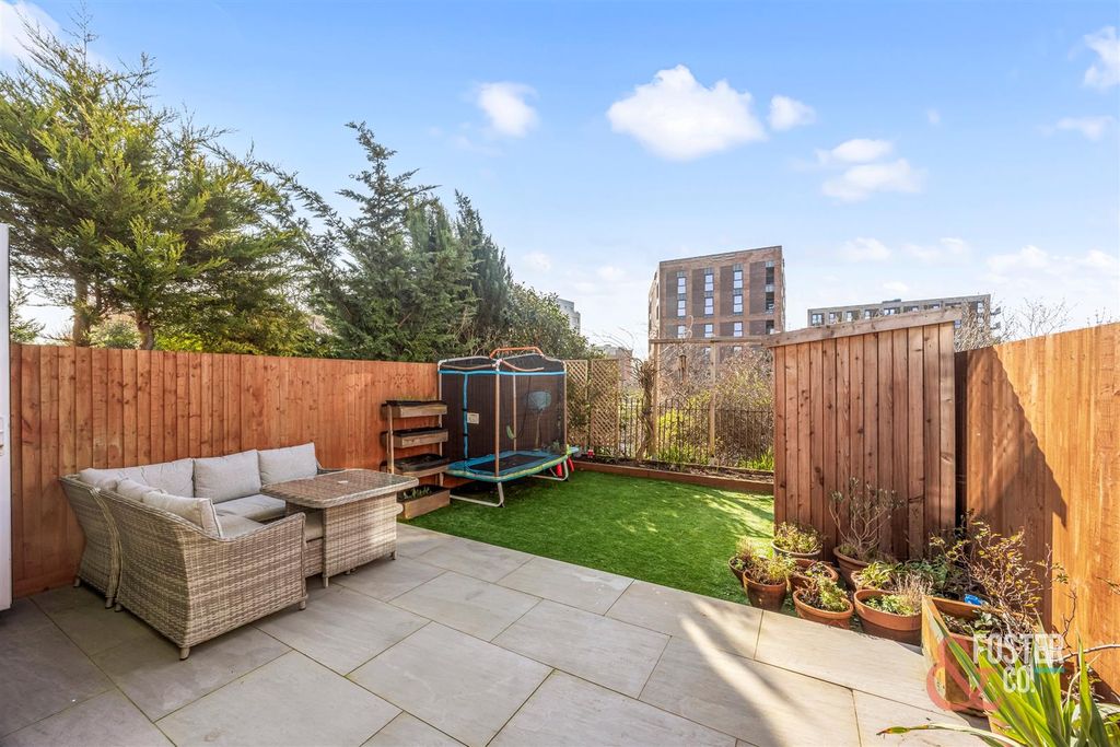 Property photo 2 of 23 Lyndhurst Road, 58-017.Jpg