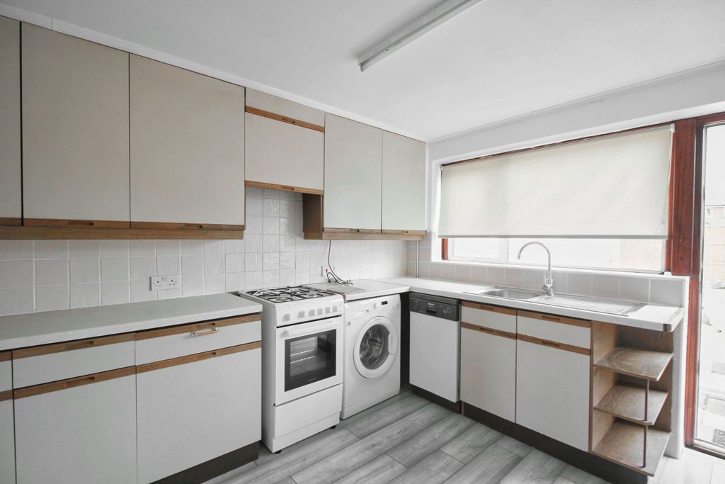 Property photo 3 of 12 Kitchen