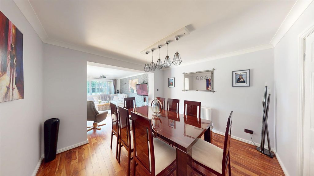 Property photo 3 of 25 Dining Room / Snug