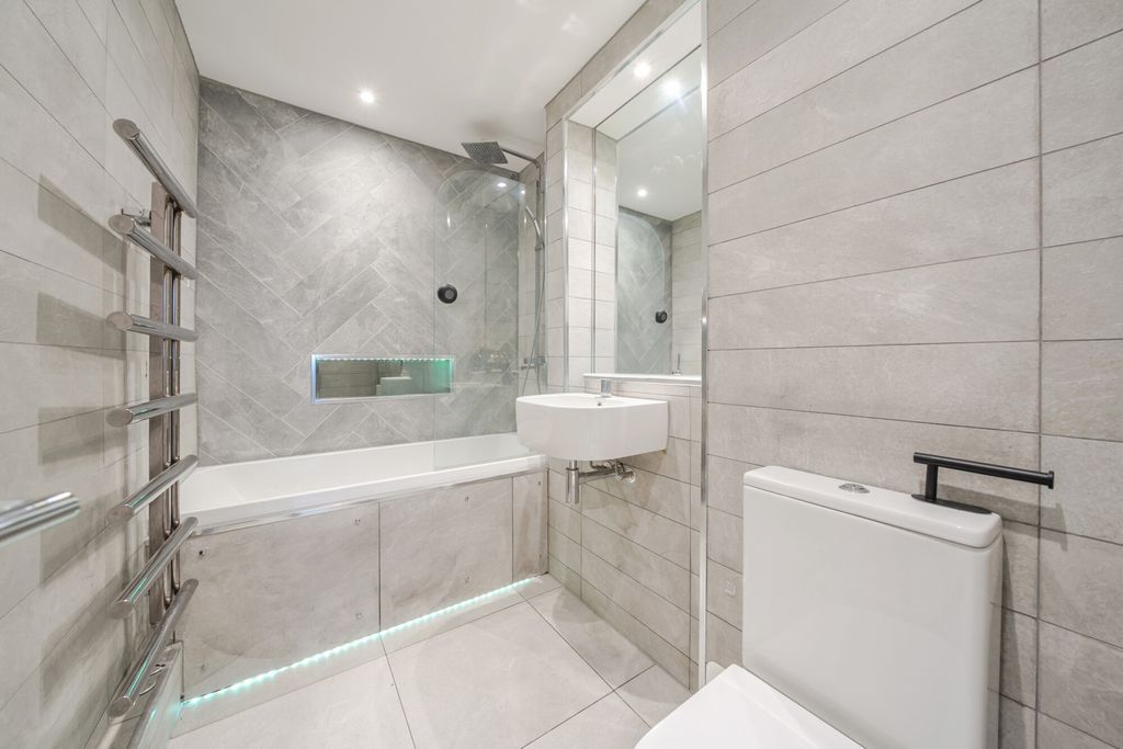 Property photo 3 of 14 Bathroom