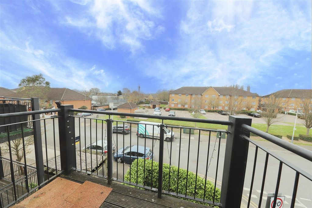 Property photo 3 of 7 Balcony