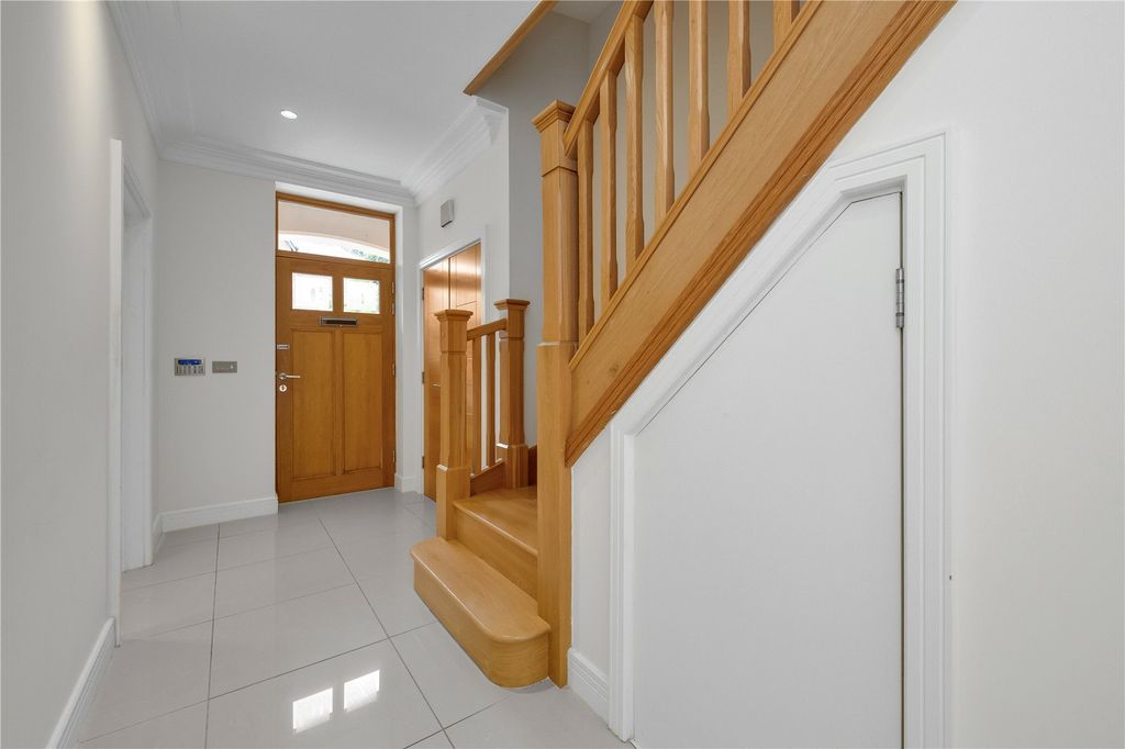 Property photo 2 of 18 Hallway