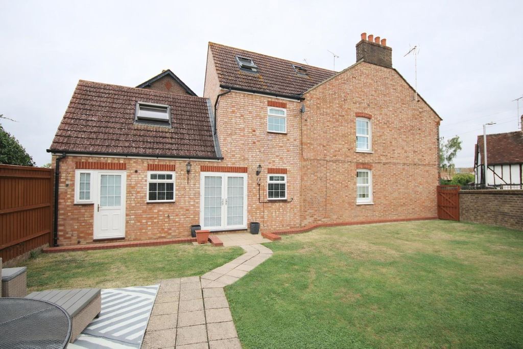 Property photo 1 of 33 Rear Garden