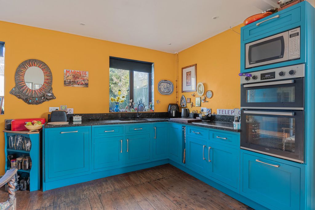 Property photo 3 of 21 Kitchen