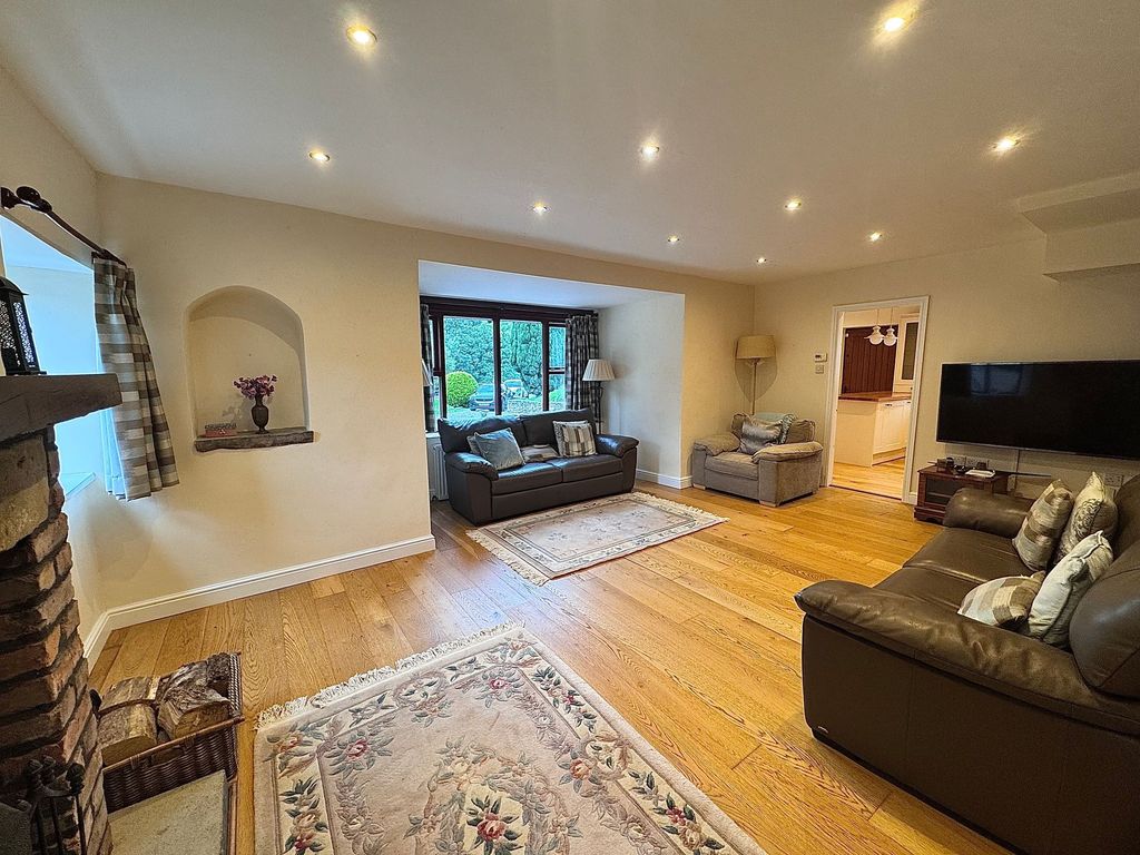 Property photo 3 of 15 Lounge