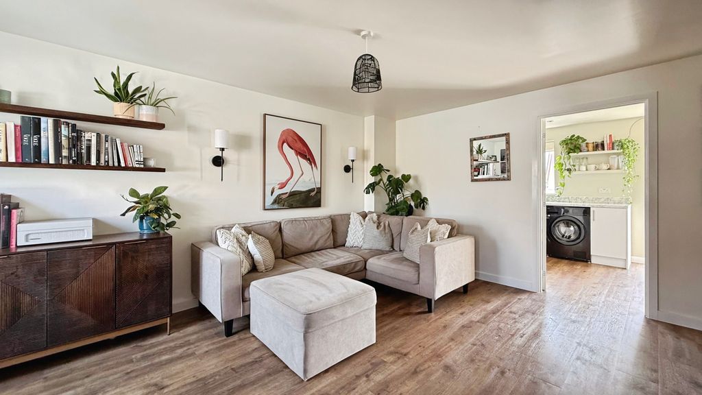 Property photo 3 of 17 Lounge