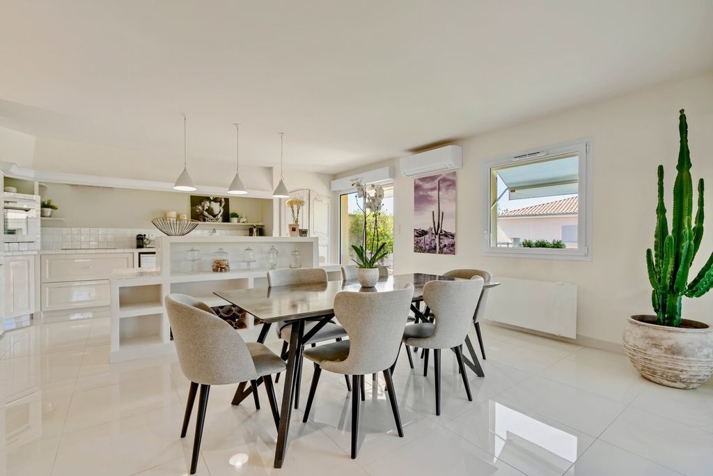Property photo 1 of 14 Contemporary L'isle-Sur-La-Sorgue Apartment On The River Banks.