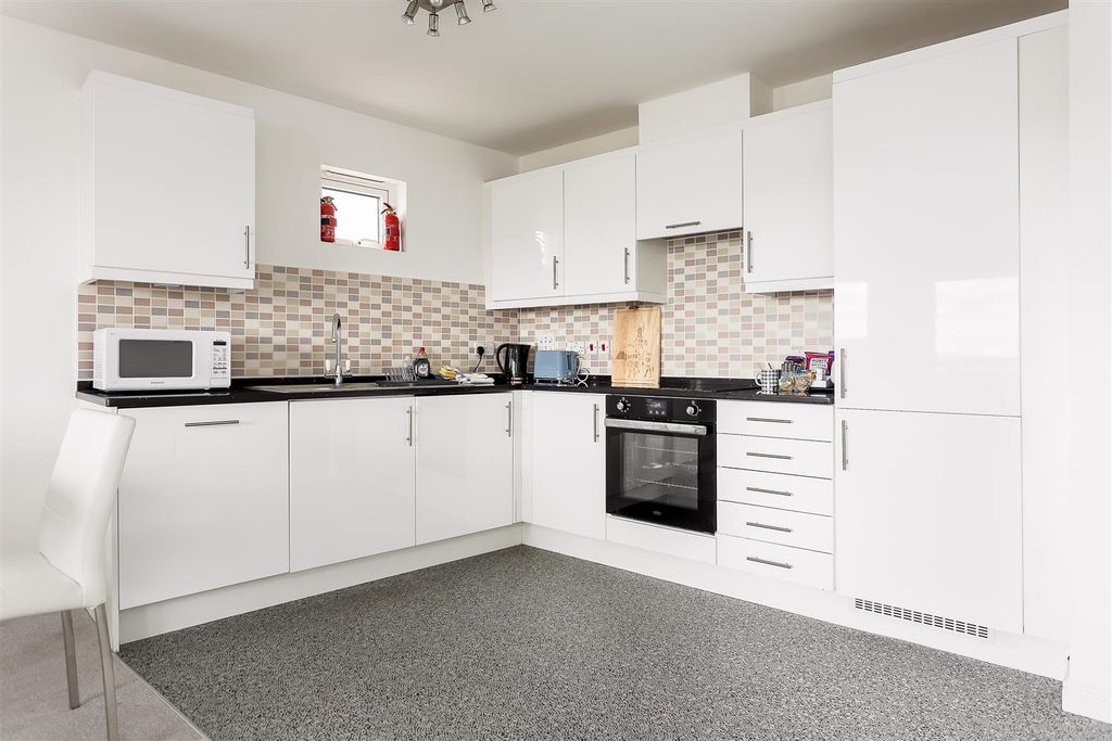 Property photo 2 of 25 Beachpoint-Flat12Aguillemothouse-Ph23_Print.Jpg