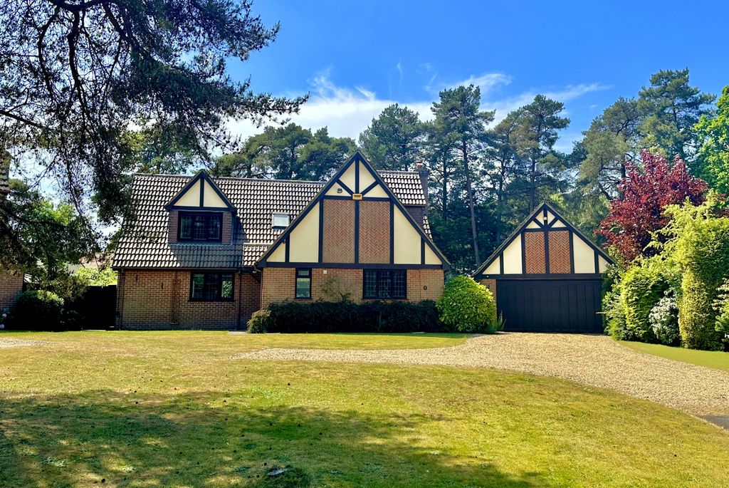 Property photo 1 of 33 4 Bedroom Detached Property