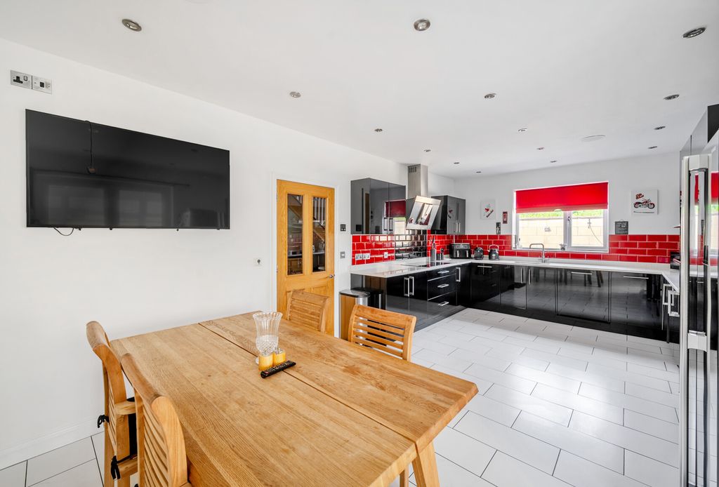 Property photo 2 of 23 1300834-11-6842cc...
